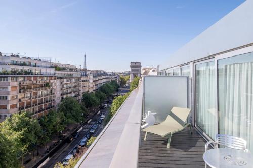 Habitación con terraza con vistas al cielo de París, desayuno y vistas a la Torre Eiffel del hotel Renaissance Paris Arc De Triomphe. Foto 4