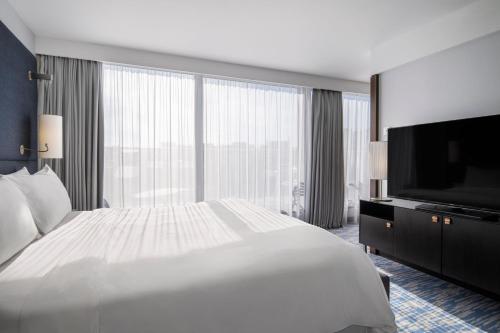 Habitación con terraza con vistas al cielo de París, desayuno y vistas a la Torre Eiffel del hotel Renaissance Paris Arc De Triomphe. Foto 5