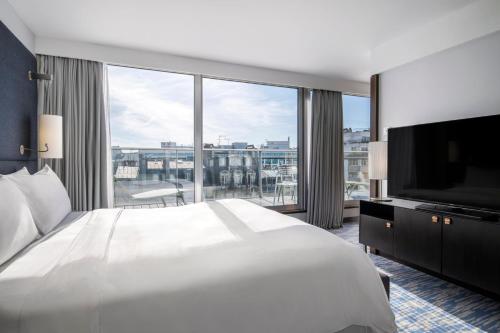 Habitación con terraza con vistas al cielo de París, desayuno y vistas a la Torre Eiffel del hotel Renaissance Paris Arc De Triomphe. Foto 8