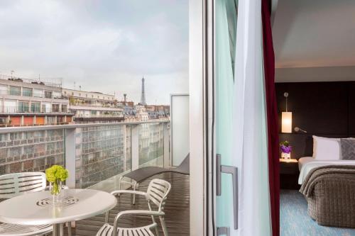 Habitación con terraza con vistas al cielo de París, desayuno y vistas a la Torre Eiffel del hotel Renaissance Paris Arc De Triomphe. Foto 9