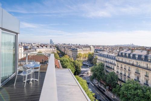 Habitación con terraza con vistas al cielo de París, desayuno y vistas a la Torre Eiffel del hotel Renaissance Paris Arc De Triomphe. Foto 10