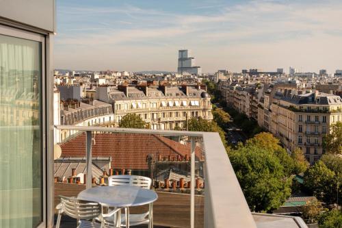 Habitación con terraza con vistas al cielo de París, desayuno y vistas a la Torre Eiffel del hotel Renaissance Paris Arc De Triomphe. Foto 12
