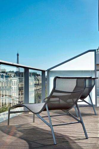 Habitación con terraza con vistas al cielo de París, desayuno y vistas a la Torre Eiffel del hotel Renaissance Paris Arc De Triomphe. Foto 13