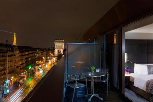 Habitación con terraza con vistas al cielo de París, desayuno y vistas a la Torre Eiffel del hotel Renaissance Paris Arc De Triomphe. Foto 14