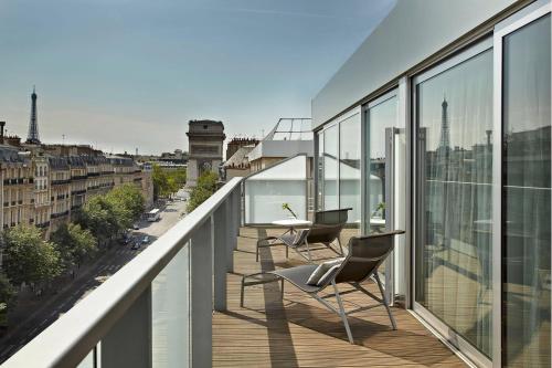 Habitación con terraza con vistas al cielo de París, desayuno y vistas a la Torre Eiffel del hotel Renaissance Paris Arc De Triomphe. Foto 21