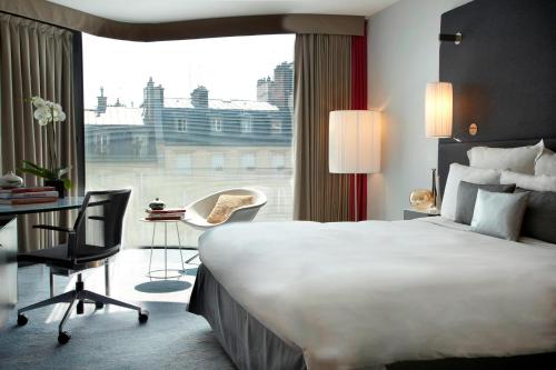 Habitación Prestige Wave del hotel Renaissance Paris Arc De Triomphe. Foto 1