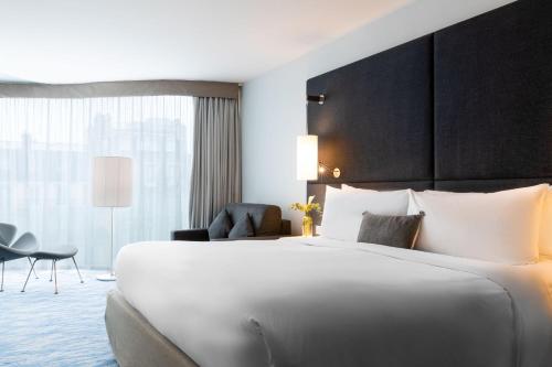 Habitación Prestige Wave del hotel Renaissance Paris Arc De Triomphe. Foto 3