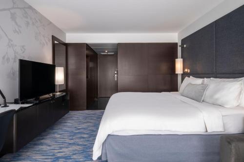 Habitación Prestige Wave del hotel Renaissance Paris Arc De Triomphe. Foto 4