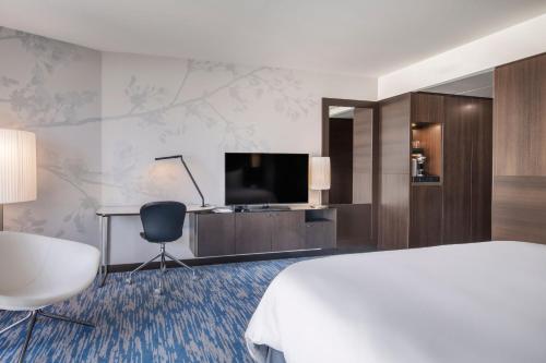 Habitación Prestige Wave del hotel Renaissance Paris Arc De Triomphe. Foto 5
