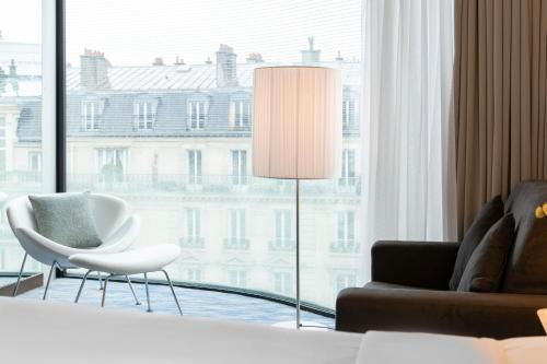 Habitación Prestige Wave del hotel Renaissance Paris Arc De Triomphe. Foto 10