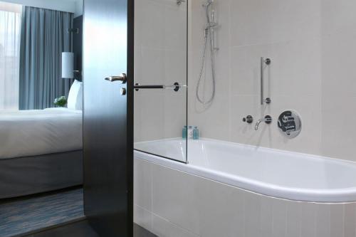 Habitación Prestige Wave del hotel Renaissance Paris Arc De Triomphe. Foto 16