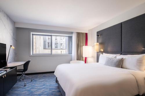 Habitación Stand'R con vistas al jardín del hotel Renaissance Paris Arc De Triomphe. Foto 1