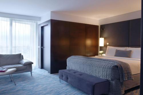 Suite Junior del hotel Renaissance Paris Arc De Triomphe. Foto 2