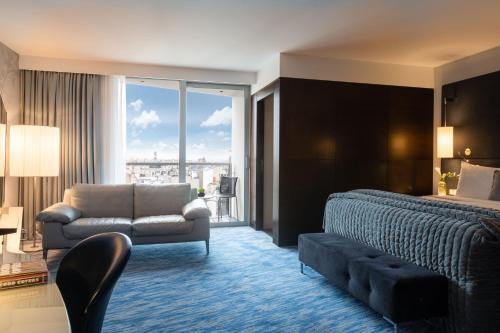 Suite Junior del hotel Renaissance Paris Arc De Triomphe. Foto 3