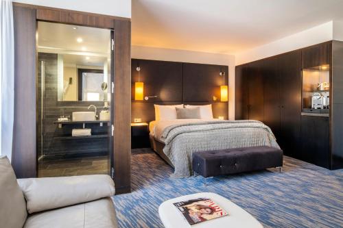 Suite Junior del hotel Renaissance Paris Arc De Triomphe. Foto 5
