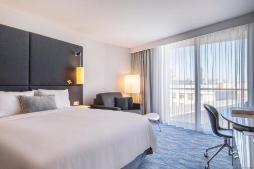 Suite Junior del hotel Renaissance Paris Arc De Triomphe. Foto 7