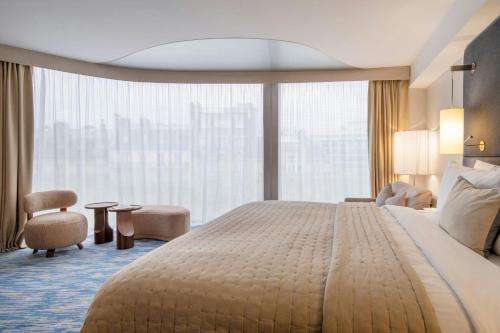 Suite Junior del hotel Renaissance Paris Arc De Triomphe. Foto 8