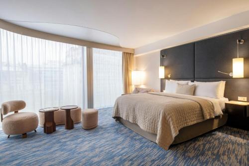 Suite Junior del hotel Renaissance Paris Arc De Triomphe. Foto 9