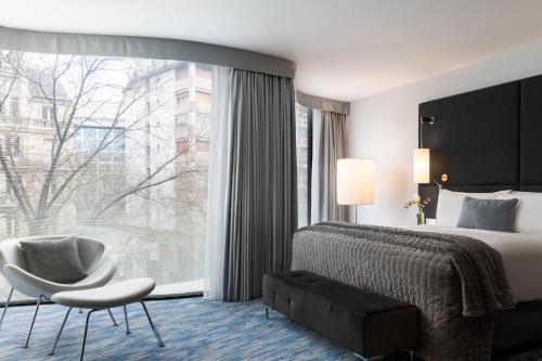 Suite Junior del hotel Renaissance Paris Arc De Triomphe. Foto 12