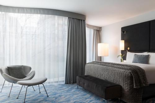 Suite Junior del hotel Renaissance Paris Arc De Triomphe. Foto 13