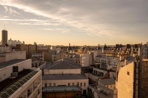 Suite Junior del hotel Renaissance Paris Arc De Triomphe. Foto 17