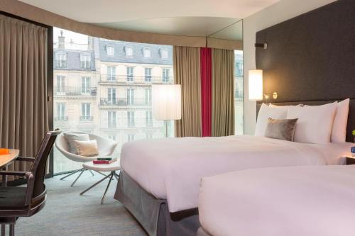 Habitación Familiar del hotel Renaissance Paris Arc De Triomphe. Foto 3
