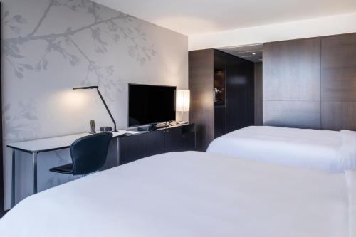 Habitación Familiar del hotel Renaissance Paris Arc De Triomphe. Foto 4