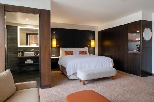 Suite Junior del hotel Renaissance Paris Arc De Triomphe. Foto 10
