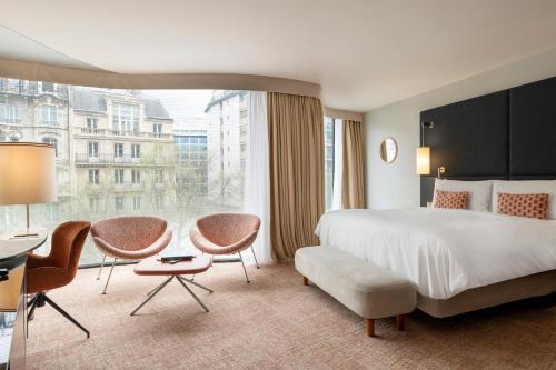 Suite Junior del hotel Renaissance Paris Arc De Triomphe. Foto 11