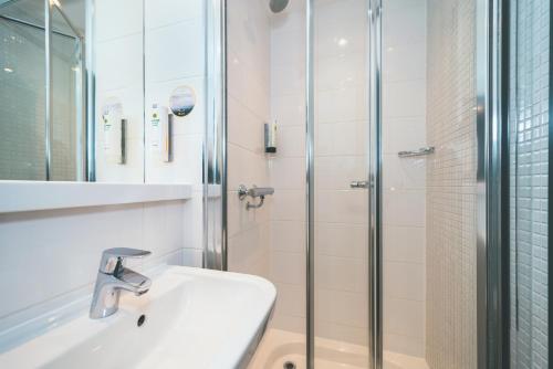 Habitación Doble con 2 camas, acogedora y con vistas del hotel Point A - Paddington. Foto 2