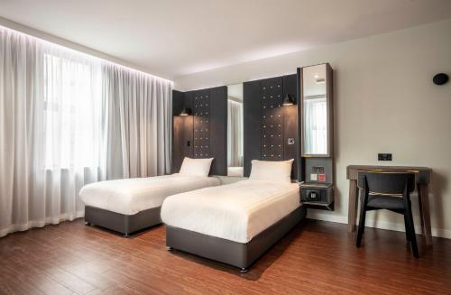 Habitación doble con 2 camas y vistas, adaptada para personas con discapacidad del hotel Point A - Paddington