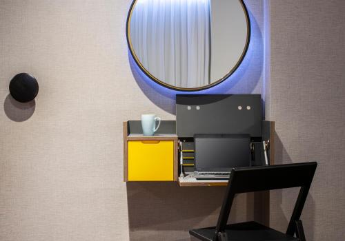 Habitación doble con 2 camas y vistas, adaptada para personas con discapacidad del hotel Point A - Paddington. Foto 8