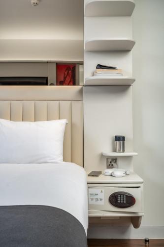 Habitación Doble Clásica con 2 camas y vistas del hotel Point A London Liverpool Street