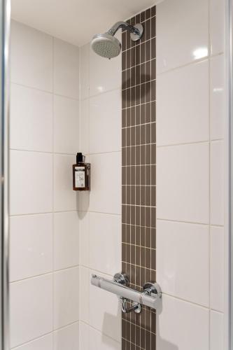 Habitación Doble Clásica con 2 camas y vistas del hotel Point A London Liverpool Street. Foto 2