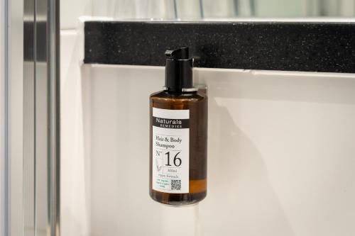 Habitación Doble Clásica con 2 camas y vistas del hotel Point A London Liverpool Street. Foto 3