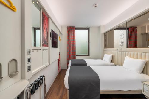 Habitación Doble Clásica con 2 camas y vistas del hotel Point A London Liverpool Street. Foto 6