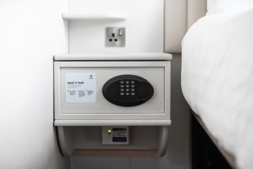 Habitación Doble Clásica con 2 camas y vistas del hotel Point A London Liverpool Street. Foto 8