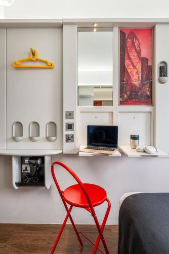 Habitación Doble Clásica con vistas del hotel Point A London Liverpool Street. Foto 8