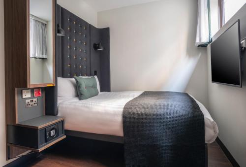Habitación doble con ventana, adaptada para personas con discapacidad del hotel Point A London Liverpool Street