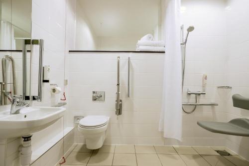 Habitación doble sin ventana, adaptada para personas con discapacidad del hotel Point A London Liverpool Street. Foto 1