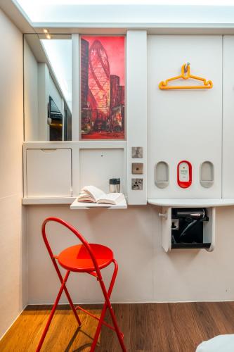 Habitación Doble Clásica sin ventana del hotel Point A London Liverpool Street. Foto 8