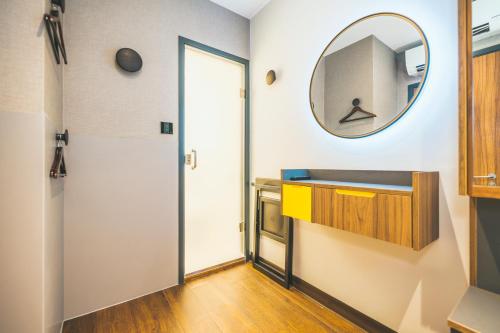 Habitación doble acogedora sin ventana del hotel Point A London Liverpool Street. Foto 9