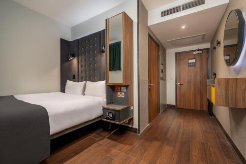 Habitación doble sin ventana, adaptada para personas con discapacidad del hotel Point A London Liverpool Street. Foto 6