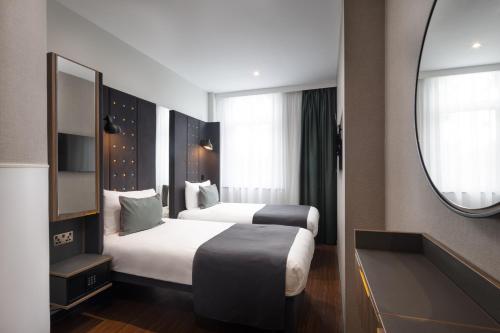 Habitación Doble con 2 camas, acogedora y con vistas del hotel Point A Hotel King Cross - St Pancras. Foto 3