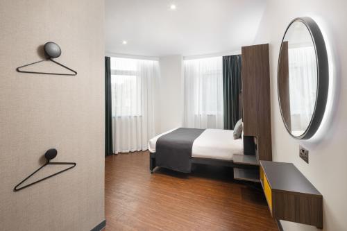 Habitación doble accesible con ventana del hotel Point A Hotel King Cross - St Pancras