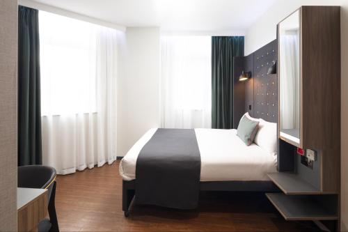 Habitación doble accesible con ventana del hotel Point A Hotel King Cross - St Pancras. Foto 2