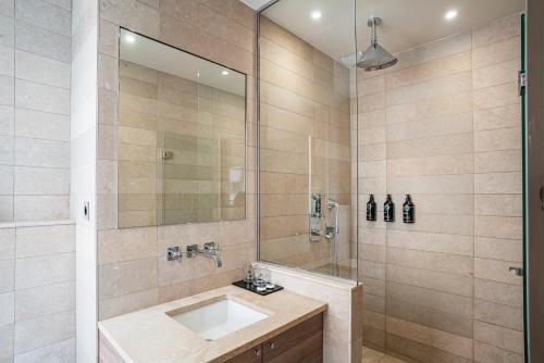 Habitación Doble Deluxe con balcón - 1 o 2 camas del hotel Perreyve Hotel. Foto 2