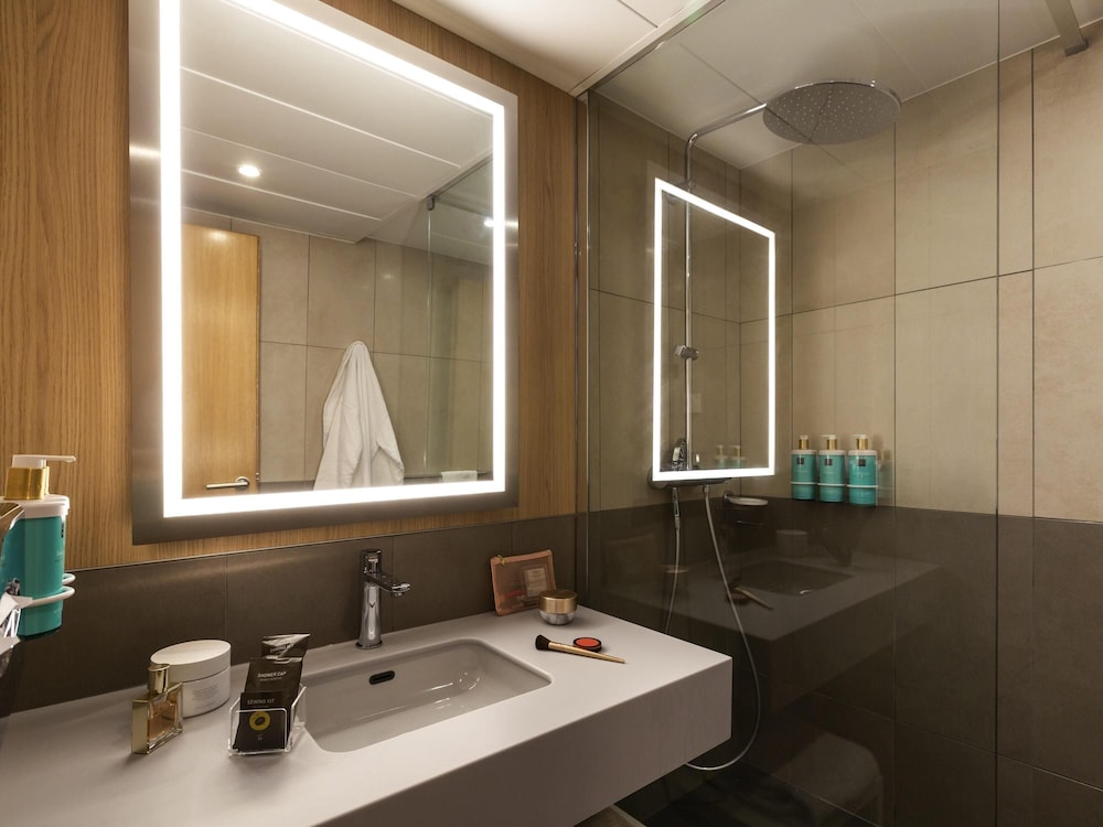 Habitación clásica, varias camas del hotel Novotel Nancy