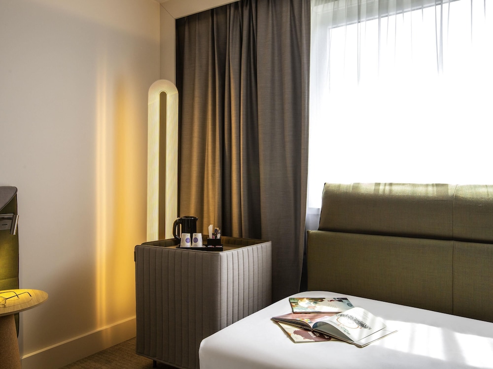 Habitación clásica, varias camas del hotel Novotel Nancy. Foto 4