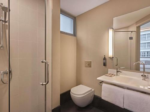 Standard Family Room with 1 Queen Bed & 1 Single Bed del hotel Ibis Singapore Novena. Foto 3